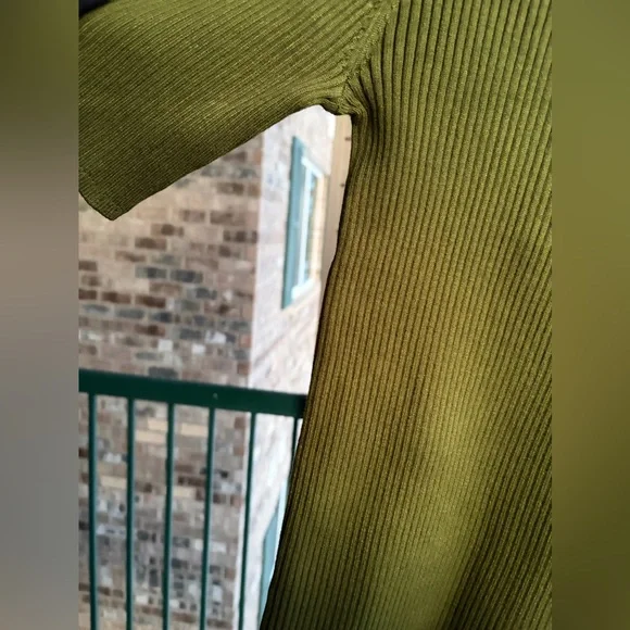 🆕 Elie Tahari Olive Green Ribbed Knit Top Gold Button Detail Short Sleeve Size M - Picture 10 of 13